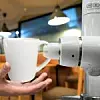 roboterarm reicht tasse