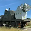 Die Energiewaffe zur Drohnenabwehr, montiert auf einem Militär-Lastwagen.