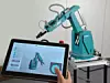 Horst-Roboter von Fruitcore Robotics hinter einem Tablet-Computer mit der grafischen Programmieroberfläche des Roboters