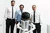 Wissenschaftler mit Roboterassistenten,