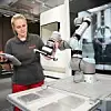 Einen entsprechend mobilen Unterbau vorausgesetzt, können die leicht zu programmierenden Cobots auch am selben Tag an verschiedenen Maschinen eingesetzt werden.