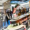 Bild zeigt Besucher der Anuga Foodtec 2018 von einer Roboter-Linie für die Lebensmittelindustrie