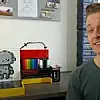 Der niederländische Youtuber und Lego-Fan Sten mit seinem Pixelbot 3000: Ein Lego-Drucker für Lego-Bilder.