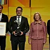 Der geschäftsführende Gesellschafter Henrik A. Schunk nahm am 23. April 2017 den Hermes Award von Prof. Dr. Johanna Wanka entgegen.