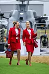 Bringen Farbe nach Farnborough: Kabinenpersonal von Virgin Atlantik...