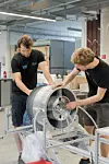 Zwei Studenten an Hyperloop-Prototypen,