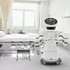 Ein humanoider Cobot hält sich im Zimmer einer pflegebedürftigen Person auf