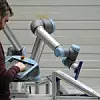 Ein Cobot des IPH kann mithilfe von KI ihm zuvor unbekannte Bilder nachzeichnen. Diese Fähigkeit zur Nachahmung kann auch für die Roboterprogrammierung in der Industrie große Bedeutung erlangen.