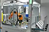 Ein Kuka-Roboter in einer Roboterzelle von Rohmann Automation