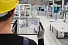 Mann mit Tablet in Produktion,