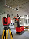 Der Roboter Jaibot des Bautechnologiekonzerns Hilti bewegt sich auf Raupenketten durch Baustellen, um mit seinem Roboterarm Deckenbohrungen herzustellen. Roboter übernehmen auf dem Bau immer öfter schwere und gefährliche Tätigkeiten.