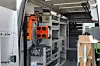 Bott stellt in München eine umfassend ausgestattete mobile Werkstatt vor. Der auf einem Mercedes-Benz Sprinter basierende Ausbau wird den Messebesuchern auf Stand 215 in Halle B4 präsentiert und stellt einen vollwertigen Arbeitsplatz für den anspruchsvollen Baualltag dar. Fahrzeugeinrichtung zur Ladungssicherung macht dabei nur einen Teil des Ausbaubeispiels aus. Hinzu kommen zahlreiche Funktionen für die Arbeit im und am Fahrzeug. Die Werkbank auf der Beifahrerseite verfügt neben 12- , 230-, und 400-Volt-Steckdosen auch über einen Druckluftanschluss.