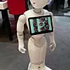 Am Stand der Deutschen Telekom: Der kleine Roboter Pepper begrüßt Besucher und zeigt an einem Touchpanel die Neuheiten des Unternehmens.