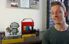 Der niederländische Youtuber und Lego-Fan Sten mit seinem Pixelbot 3000: Ein Lego-Drucker für Lego-Bilder.