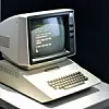 1977: Steve Wozniak entwickelt den Apple II. Mit dem Programm Visalc kann der Benutzer ertmals