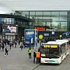 Eingang zur SPS-Messe 2023 mit Besuchern und Bussen