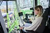 Kein Job mehr nur für Männer: Durch Automatisierung hat sich auch der Arbeitsplatz in großen Baumaschinen verändert.