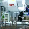 Ein Roboter von ABB und Robotdalen arbeitet beim schwedischen Baukonzern Skanska in der Herstellung von Stahlbewehrungen. Roboter übernehmen auf Baustellen immer öfter schwere und unangenehme Arbeiten.