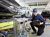Techniker an Anlage in der Automobilindustrie
