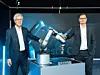 Festo-Technologievorstand Frank Melzer (l.) und Christian Tarragona, Leiter Robotics, mit dem weltweit ersten pneumatisch angetriebenen Cobot.