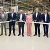 Ein Band, viele Scheren: Mit der traditionellen Durchtrennung wurde das neue Sensilo-Werk von Jumo am Firmensitz Fulda offiziell eröffnet.