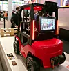 Das Smart-Sensor-System O3M AI an einem Miniatur-Gabelstapler auf der Hannover Messe.
