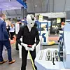 Nur ein Mensch mit Maske - doch das Bild von der LogiMAT 2024 taugt als Symbol für die Ausbreitung der KI in der Intralogistik.