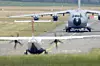 Showdown auf der Runway: Die A400M und eine ATR-72 (im Vordergrund) stehen sich wie bei einem Duell gegenüber.