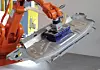 Roboter hebt mit FormHand Blechteil,