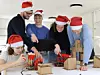 Haben offensichtlich Spaß bei dem Weihnachtsrettungsprojekt: Die Maschinenbau-Studierenden der ETH Zürich.