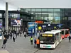 Eingang zur SPS-Messe 2023 mit Besuchern und Bussen