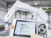 ABB-Roboterarm im Hintergrund, davor Bediengerät mit Software Wizard Easy Programming