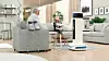 Roboter bringt Senior eine Tasse Kaffee