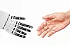 Roboter- und Menschenhand,