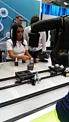 Am Bosch-Stand: Roboter Apas assistiert einer Mitarbeiterin.