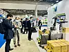 Bild zeigt den Leichtbauroboter Robot S von Techmann auf der Messe iREX 2022 beim Stapeln von Paketen.