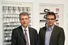 Professor Jürgen Jasperneite (CIIT) (rechts im Bild) und Günter Krenz (Bosch Rexroth)