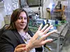 Anna Maria Coclite von der TU Graz ist es mit ihrem Team gelungen, ein 3in1-Hybridmaterial für die nächste Generation smarter, künstlicher Haut herzustellen.