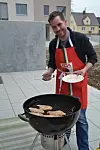 Legen Sie nun die Steaks direkt für 2 min pro Seite auf die „direkte“ Grillzone und legen Sie