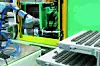 Der flexible Roboter ZiMo im Einsatz an einer Spritzgießmaschine.
