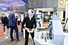 Nur ein Mensch mit Maske - doch das Bild von der LogiMAT 2024 taugt als Symbol für die Ausbreitung der KI in der Intralogistik.
