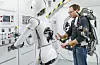 Mensch mit humanoiden Roboter,