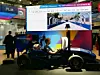 Autorennen zu fahren macht Spaß, selbst wenn man keine Millimeter vorankommt. Dafür sorgt die KI-basierte Simulation auf dem Stand von Contact Software