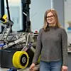 Studentin der FHNW Nadine Richard vor dem mit SLS-Technologie entwickelten Prototypen für Mars Mission