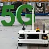 5G Schriftzug vor Fraunhofer IIS Testbed Entwicklung