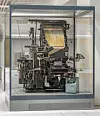 Die Linotype-Setzmaschine ist in der Entwicklung der Schrift ein Bindeglied zwischen Handsatz und dem digitalen Desktop-Publishing