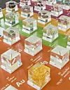 In diesem Periodensystem sind Proben aller chemischer Elemente – mit Ausnahme der radioaktiv strahlenden – in Plexiglaswürfeln zu sehen.
