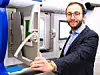 Dr. Oliver Maurer an einem 3D-Drucker für die additive Fertigung mit dem Pulverbettverfahren.
