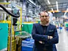 Cobot und Mann in der Produktion