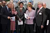 Acatech-Präsident Henning Kagermann und Reimund Neugebauer, Präsident der Fraunhofer-Gesellschaft, übergeben auf der CeBIT den Bericht des Fachforums Autonome Systeme an Bundeskanzlerin Angela Merkel, Premierminister Shinzo Abe und Bundesforschungsministerin Johanna Wanka,